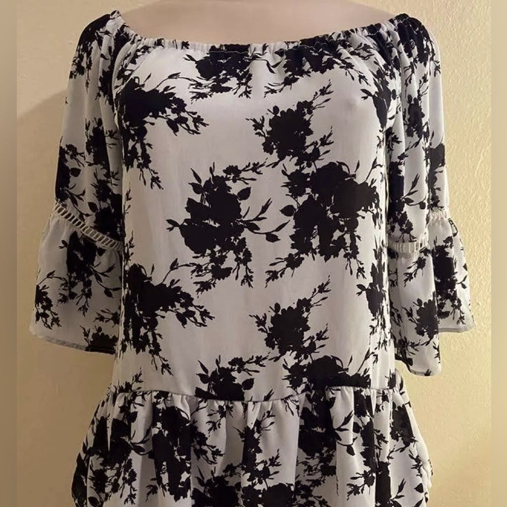 EUC Liberty Love Black/white floral print replum flowy bell sleeve blouse - Picture 5 of 5